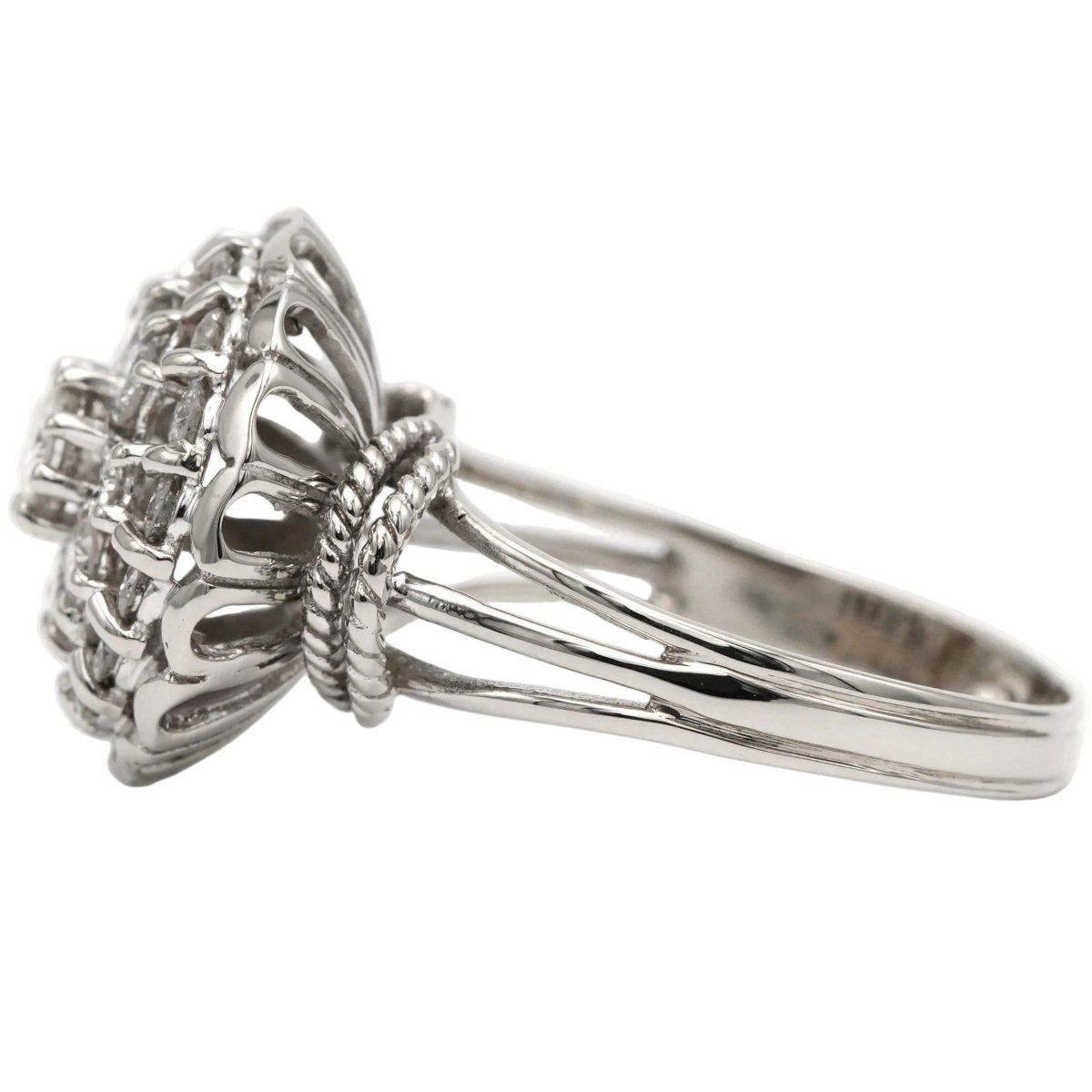 Bague Dôme en or blanc et diamants - Castafiore