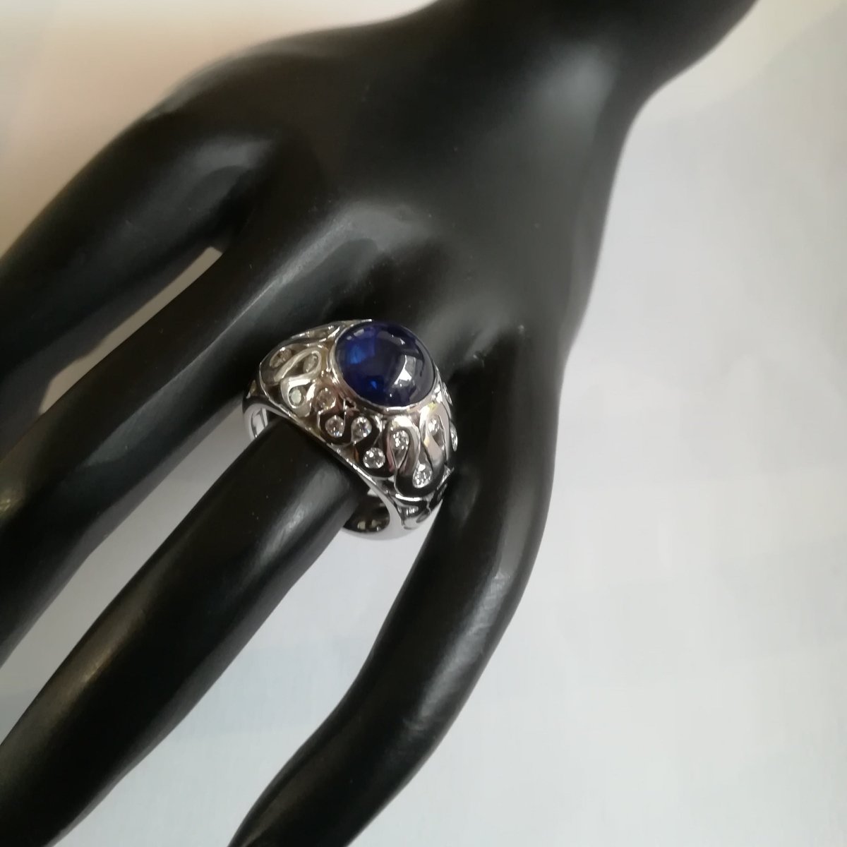 Bague Dôme en or blanc, saphir et diamants - Castafiore