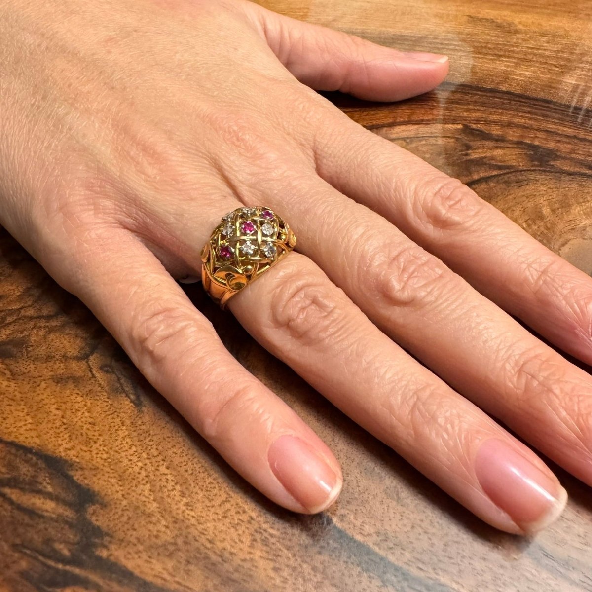 Bague Dôme en or champagne, rubis et diamants - Castafiore