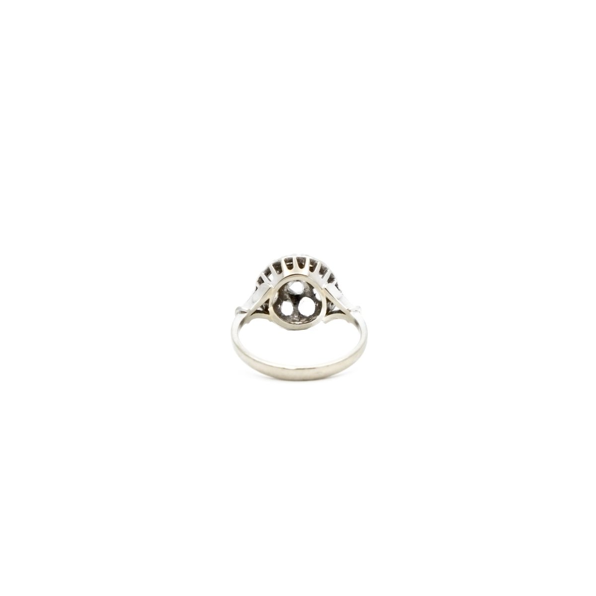 Bague dôme en or gris et diamants - Castafiore