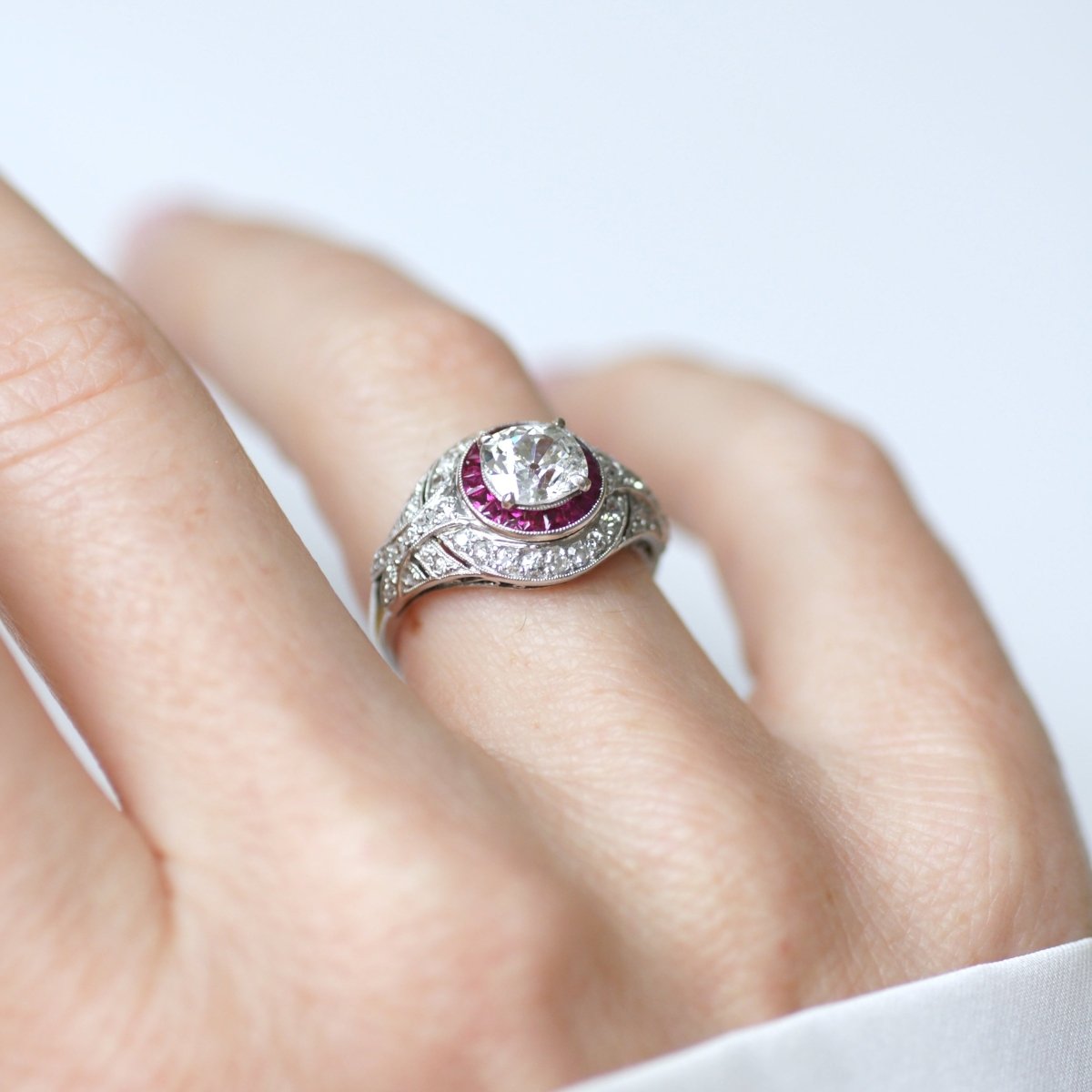 Bague Dôme en platine, rubis et diamants - Castafiore