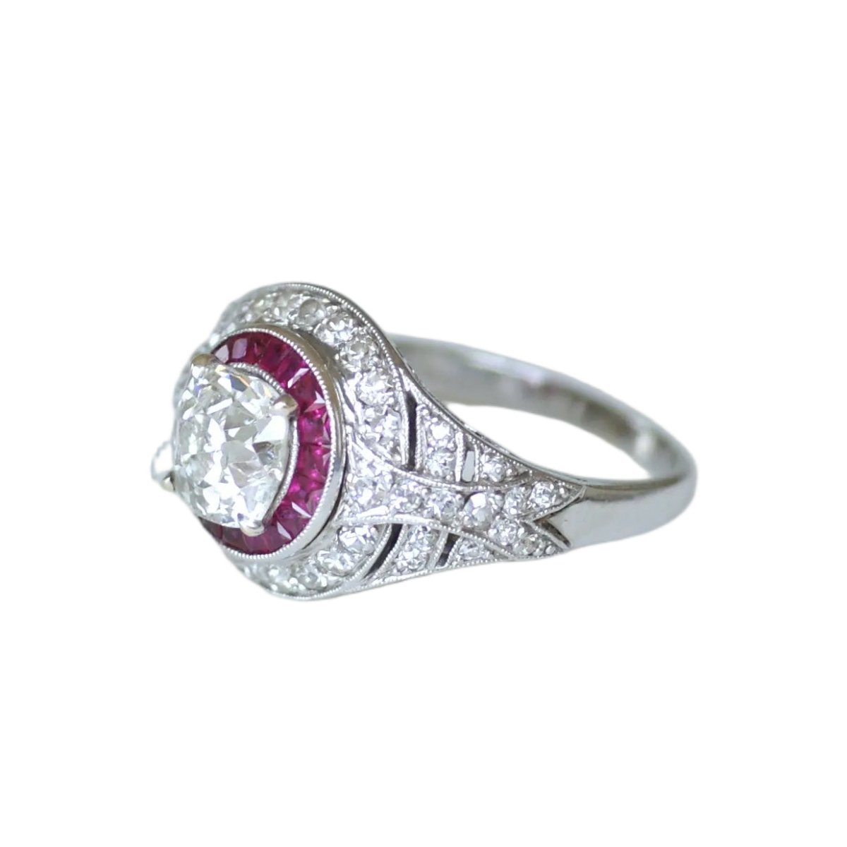 Bague Dôme en platine, rubis et diamants - Castafiore