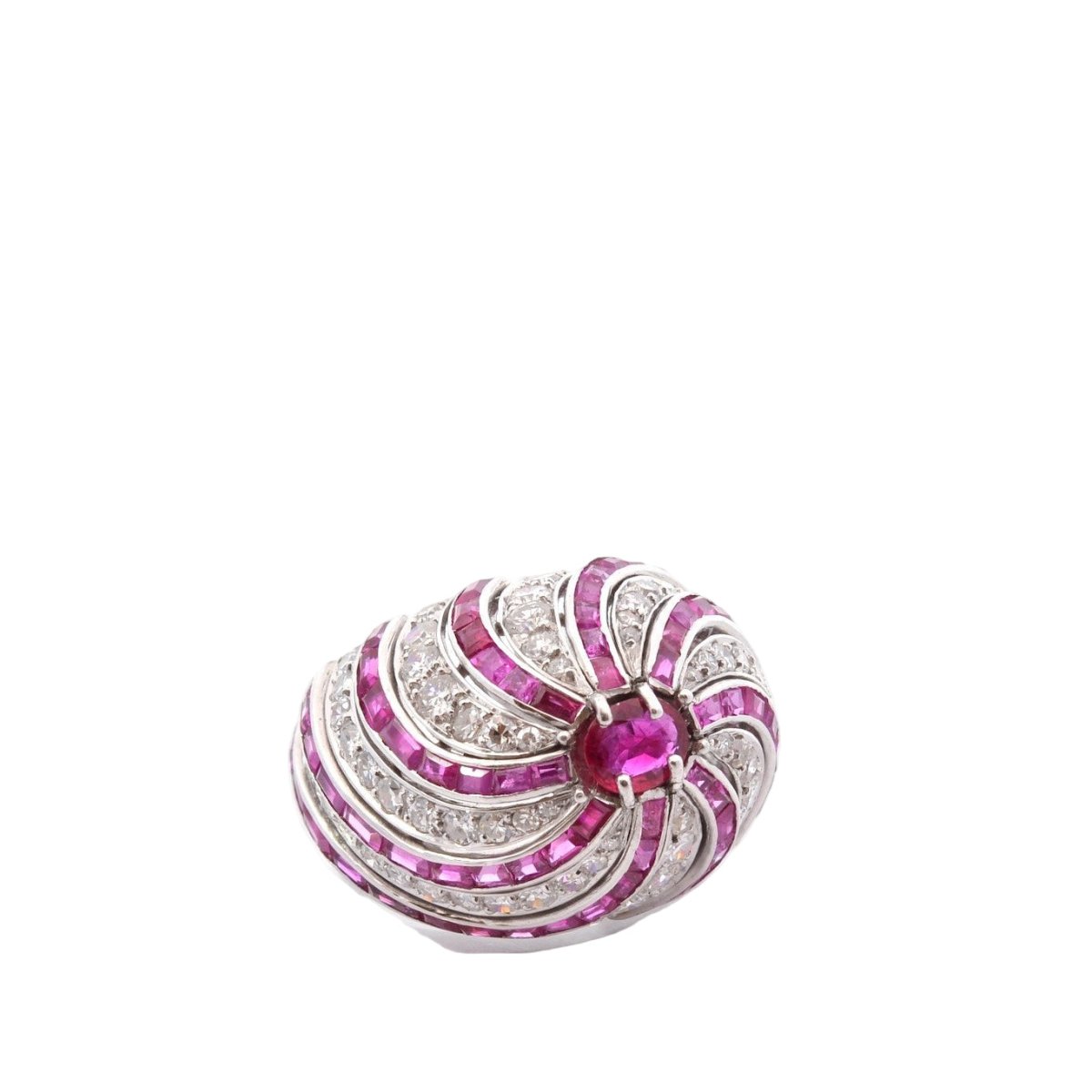 Bague Dôme en platine, rubis et diamants - Castafiore