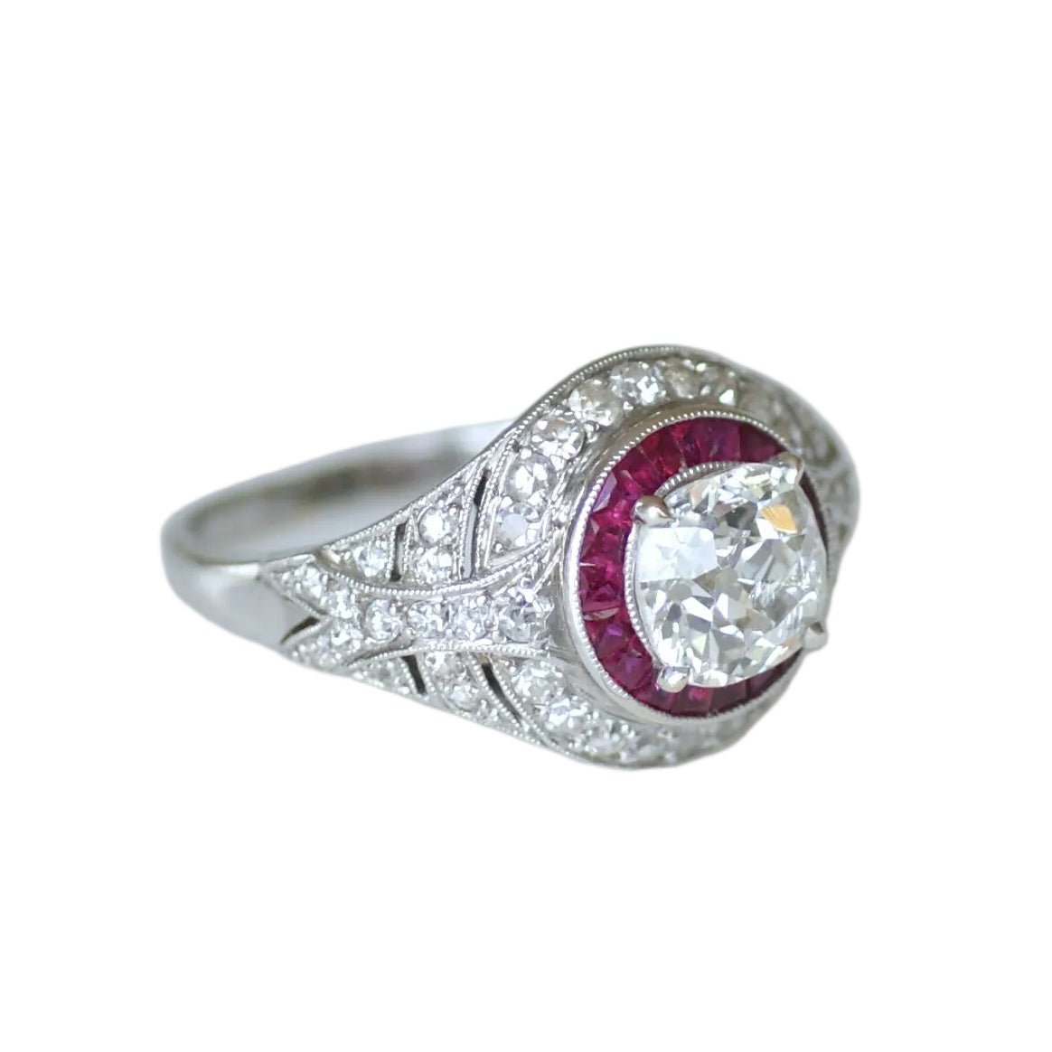 Bague Dôme en platine, rubis et diamants - Castafiore