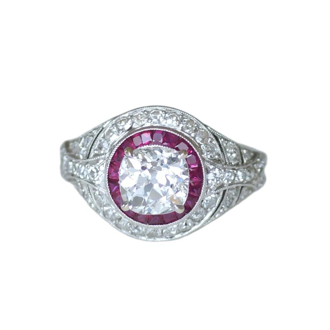 Bague Dôme en platine, rubis et diamants