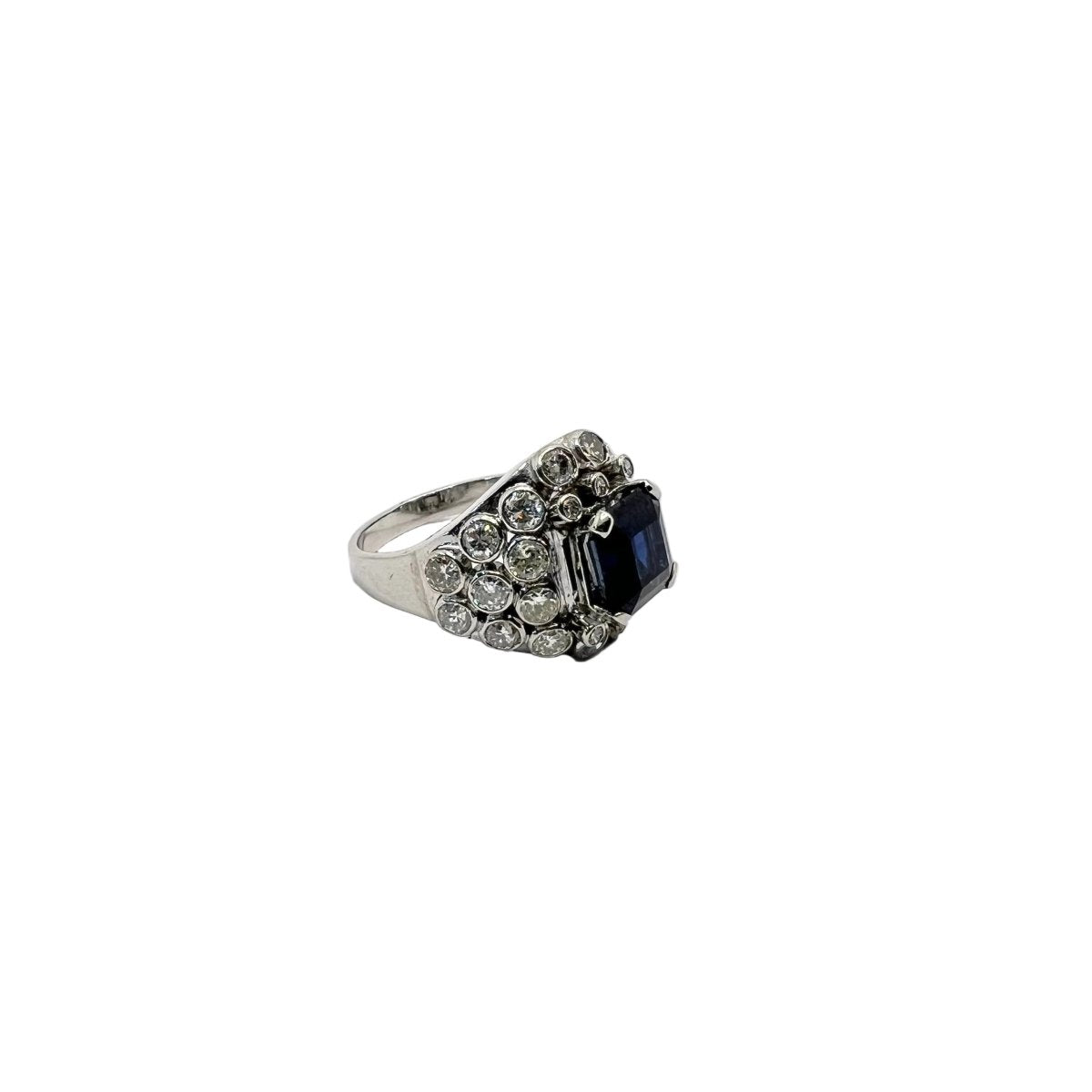 Bague Dôme en platine, saphir et diamants - Castafiore