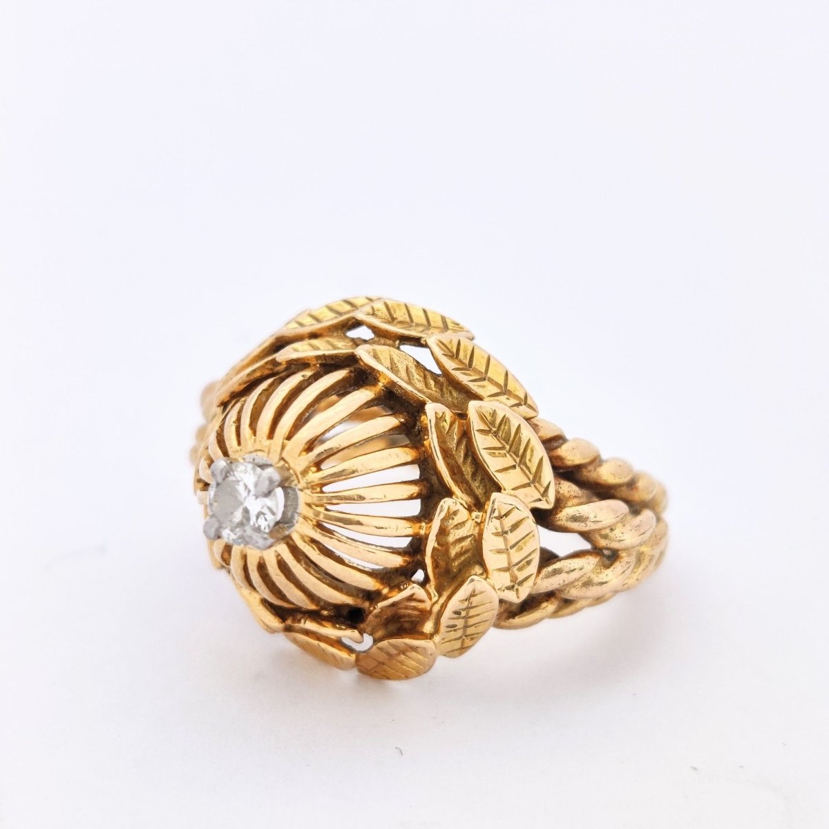 Bague dôme motifs floraux en or jaune et diamant - Castafiore