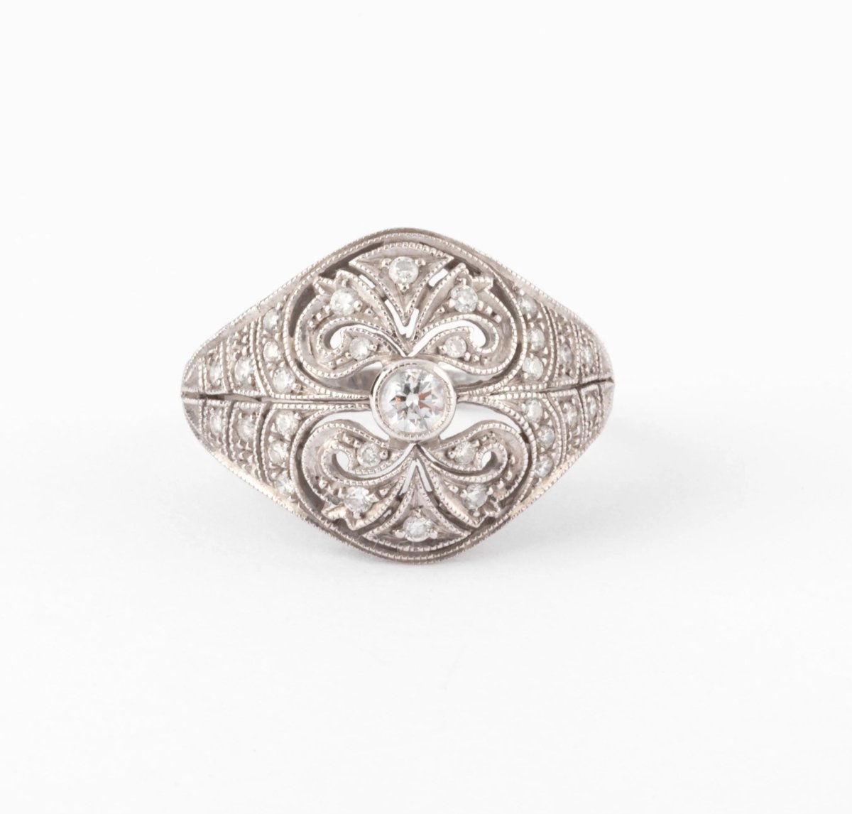 Bague dôme or gris et diamants ciselée - Castafiore