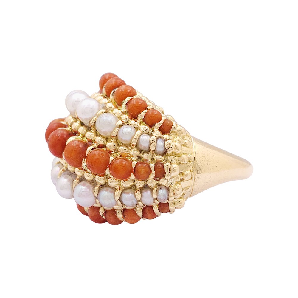 Bague dôme Van Cleef & Arpels, "Twist", or jaune, corail, perles. - Castafiore