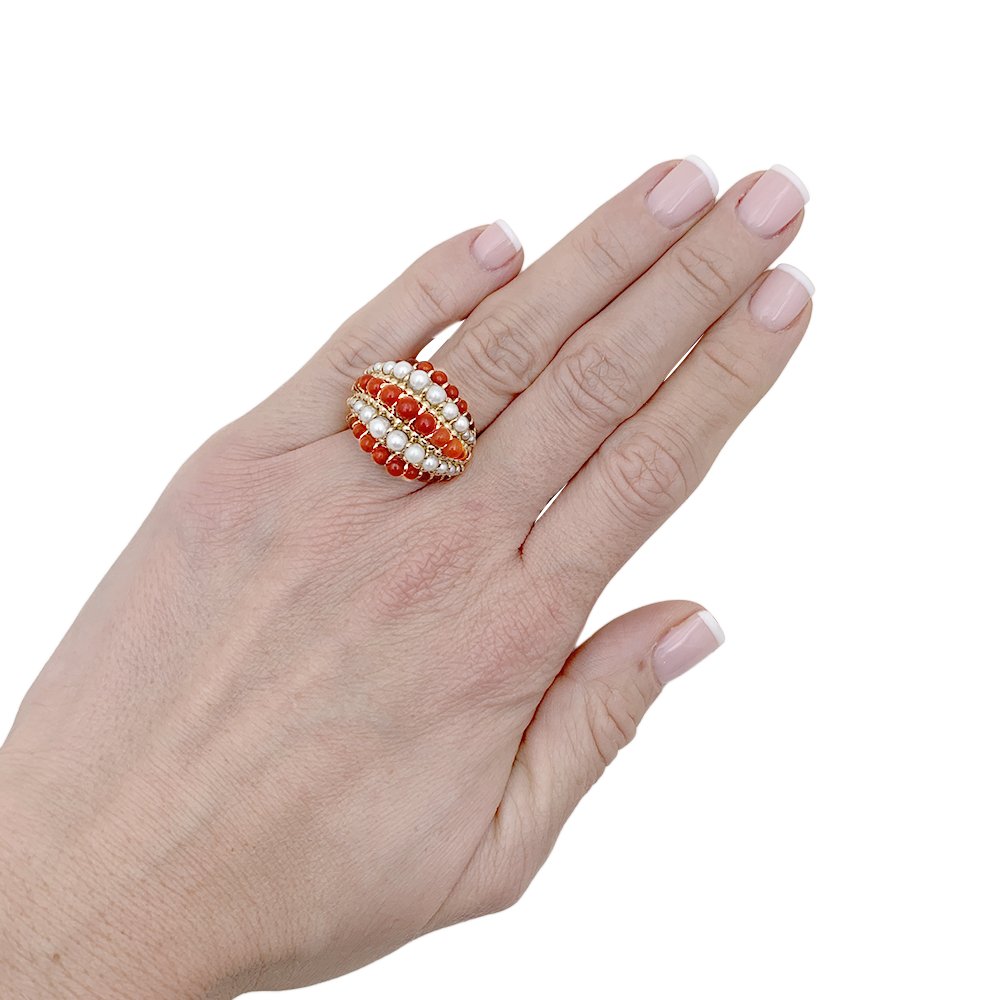 Bague dôme Van Cleef & Arpels, "Twist", or jaune, corail, perles. - Castafiore