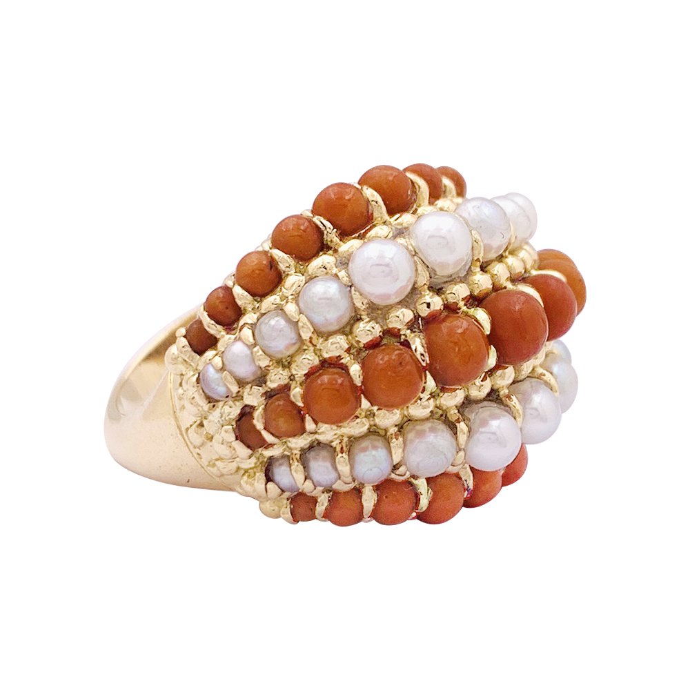 Bague dôme Van Cleef & Arpels, "Twist", or jaune, corail, perles. - Castafiore