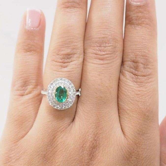 Bague double entourage en or bicolore, émeraude ovale et diamants - Castafiore