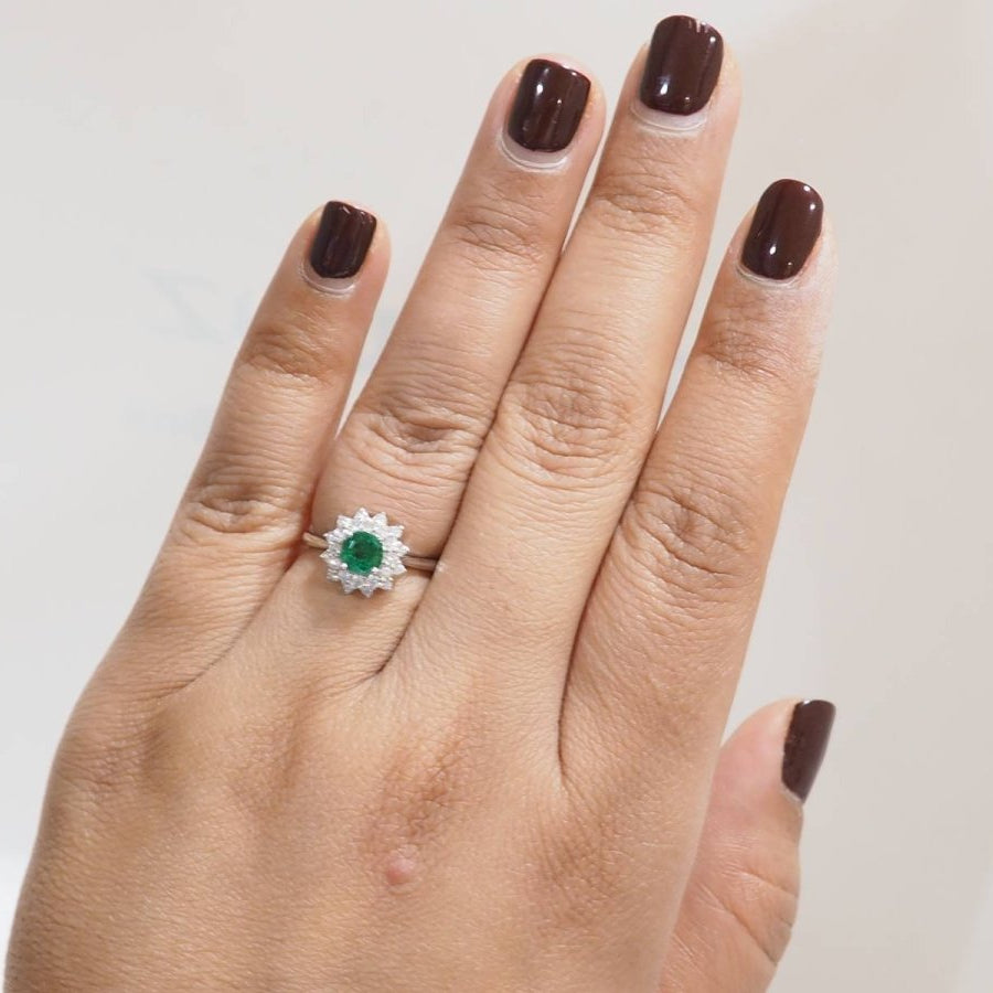 Bague double entourage en or blanc, émeraude 0.64ct et diamants - Castafiore