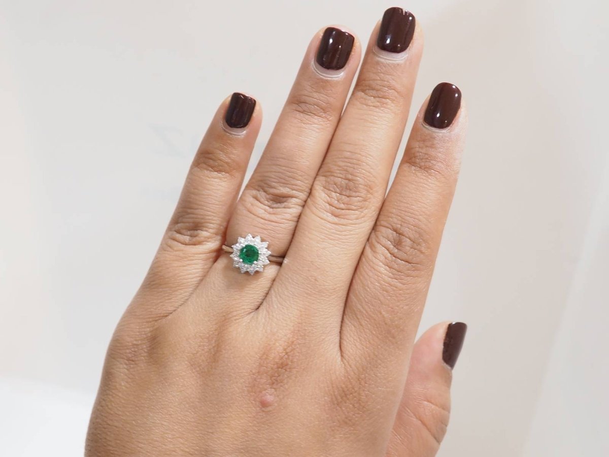 Bague double entourage en or blanc, émeraude 0.64ct et diamants - Castafiore