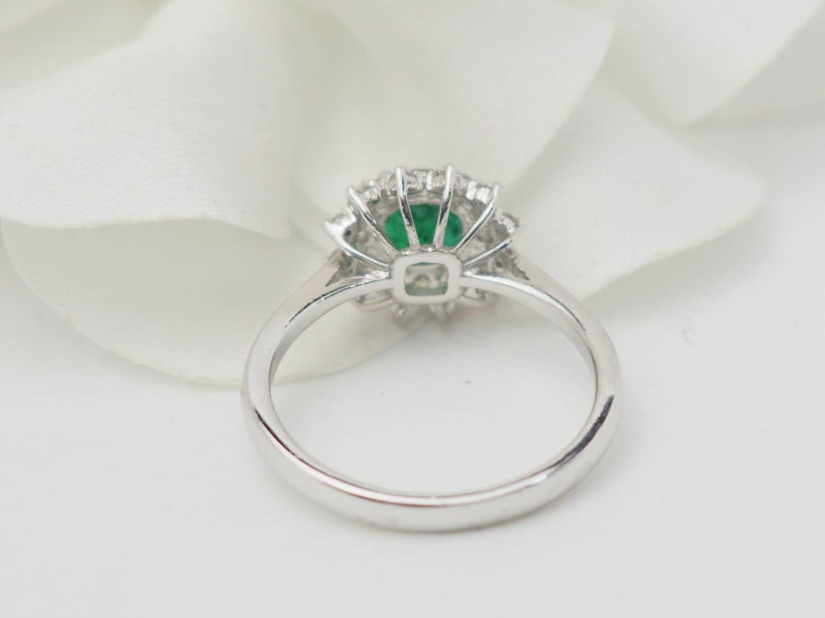 Bague double entourage en or blanc, émeraude 0.64ct et diamants - Castafiore