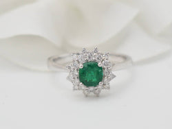 Bague double entourage en or blanc, émeraude 0.64ct et diamants - Castafiore