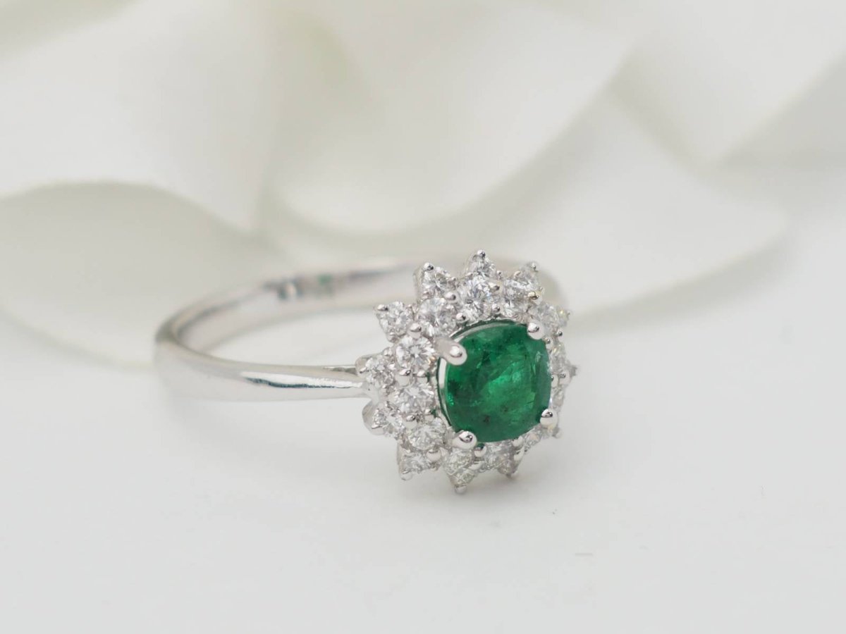 Bague double entourage en or blanc, émeraude 0.64ct et diamants - Castafiore