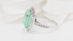 Bague double entourage en or blanc, émeraude de colombie certifiée et diamants - Castafiore