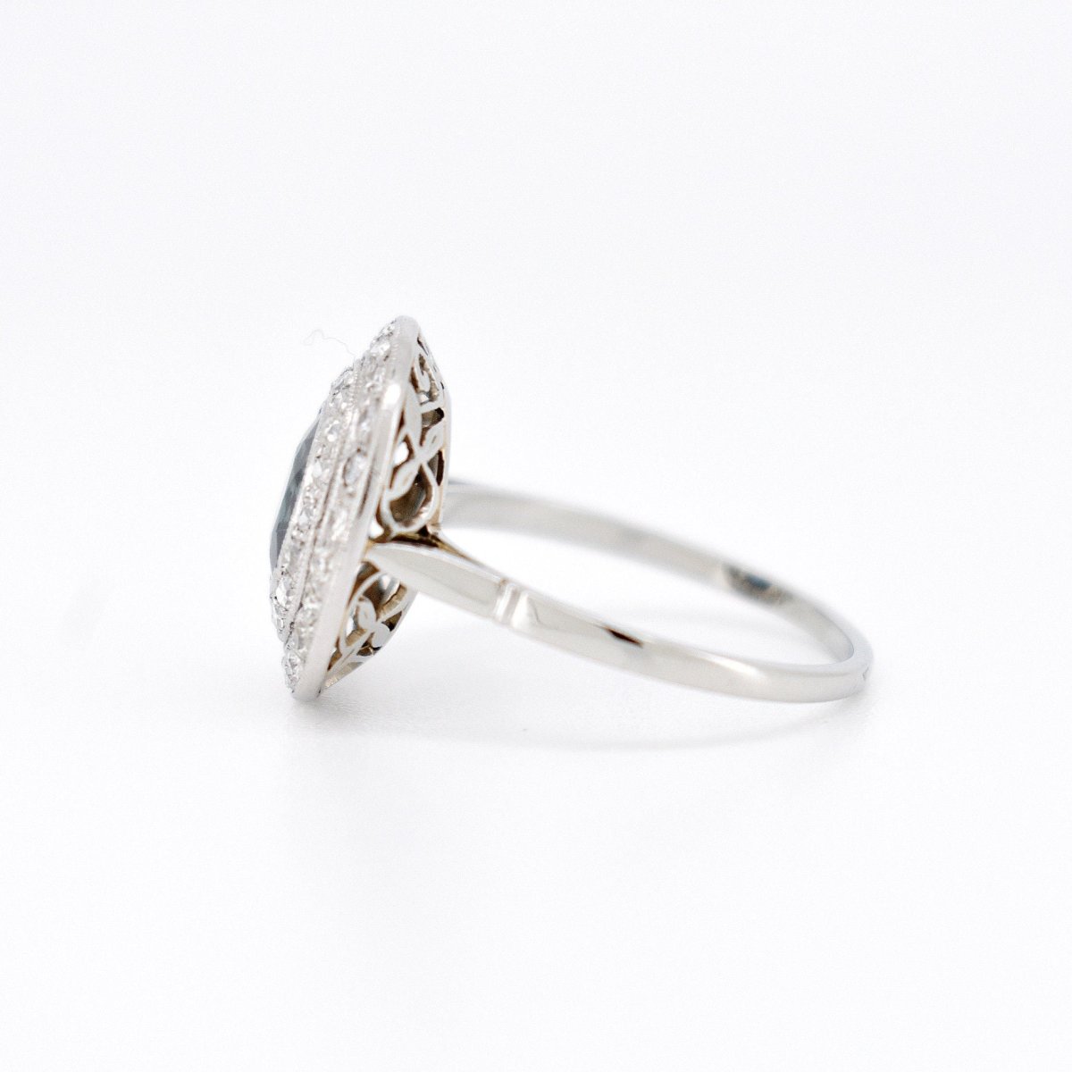 Bague Double Halo, Art Déco, Or 18 Carats, Saphir et Diamants - Castafiore