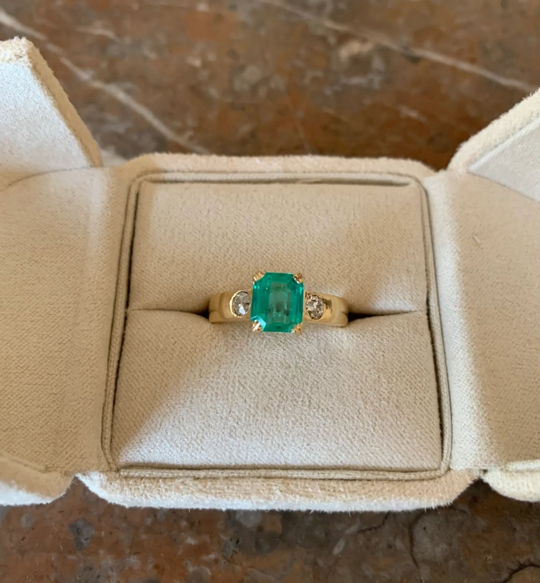 Bague Emeraude Colombie 1.63 Carats Diamants Or Jaune 18 Carats (Certificat) - Castafiore