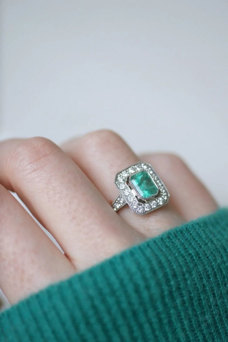 Bague Émeraude Colombienne 2.00 Cts et Diamants Style Art Déco - Castafiore