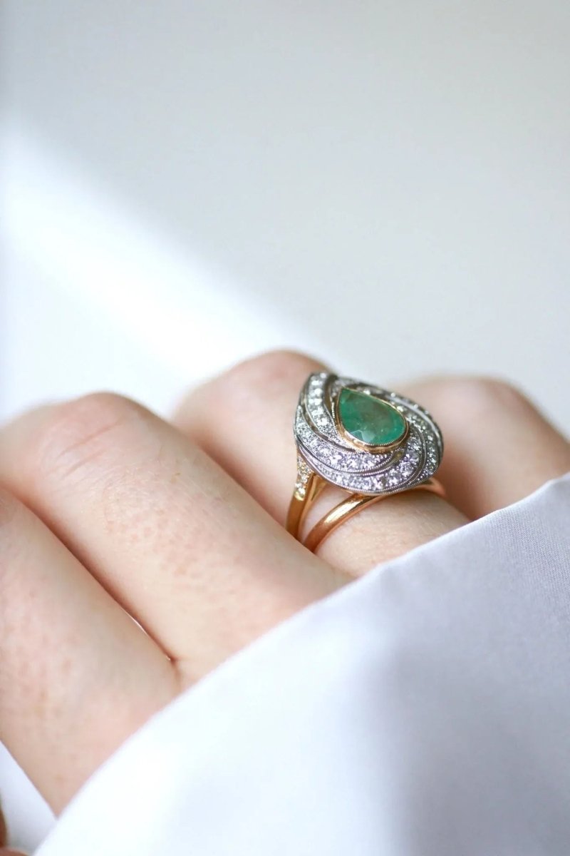 Bague Emeraude Colombienne Poire Entourage Diamants sur Or - Castafiore