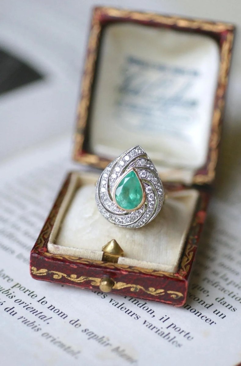 Bague Emeraude Colombienne Poire Entourage Diamants sur Or - Castafiore