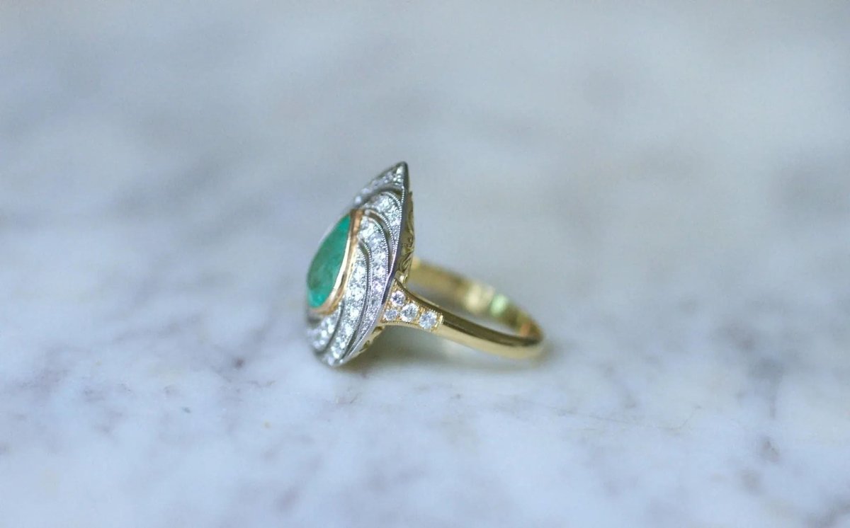 Bague Emeraude Colombienne Poire Entourage Diamants sur Or - Castafiore