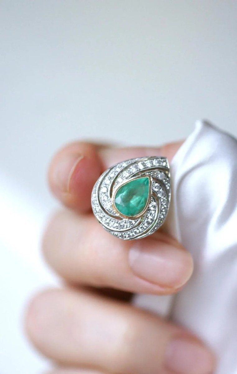 Bague Emeraude Colombienne Poire Entourage Diamants sur Or - Castafiore