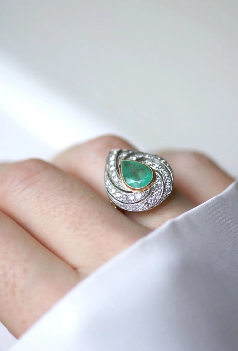 Bague Emeraude Colombienne Poire Entourage Diamants sur Or - Castafiore