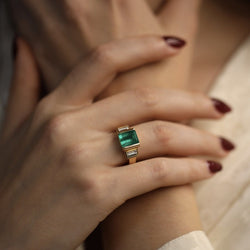 Bague Emeraude de Colombie et diamants baguettes en or jaune 18k. Taille 50 - 51 - Castafiore