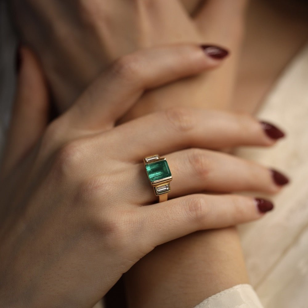Bague Emeraude de Colombie et diamants baguettes en or jaune 18k. Taille 50 - 51 - Castafiore