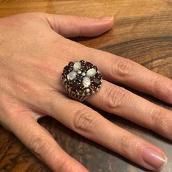 Bague en argent, nacre, grenats et zircons. - Castafiore