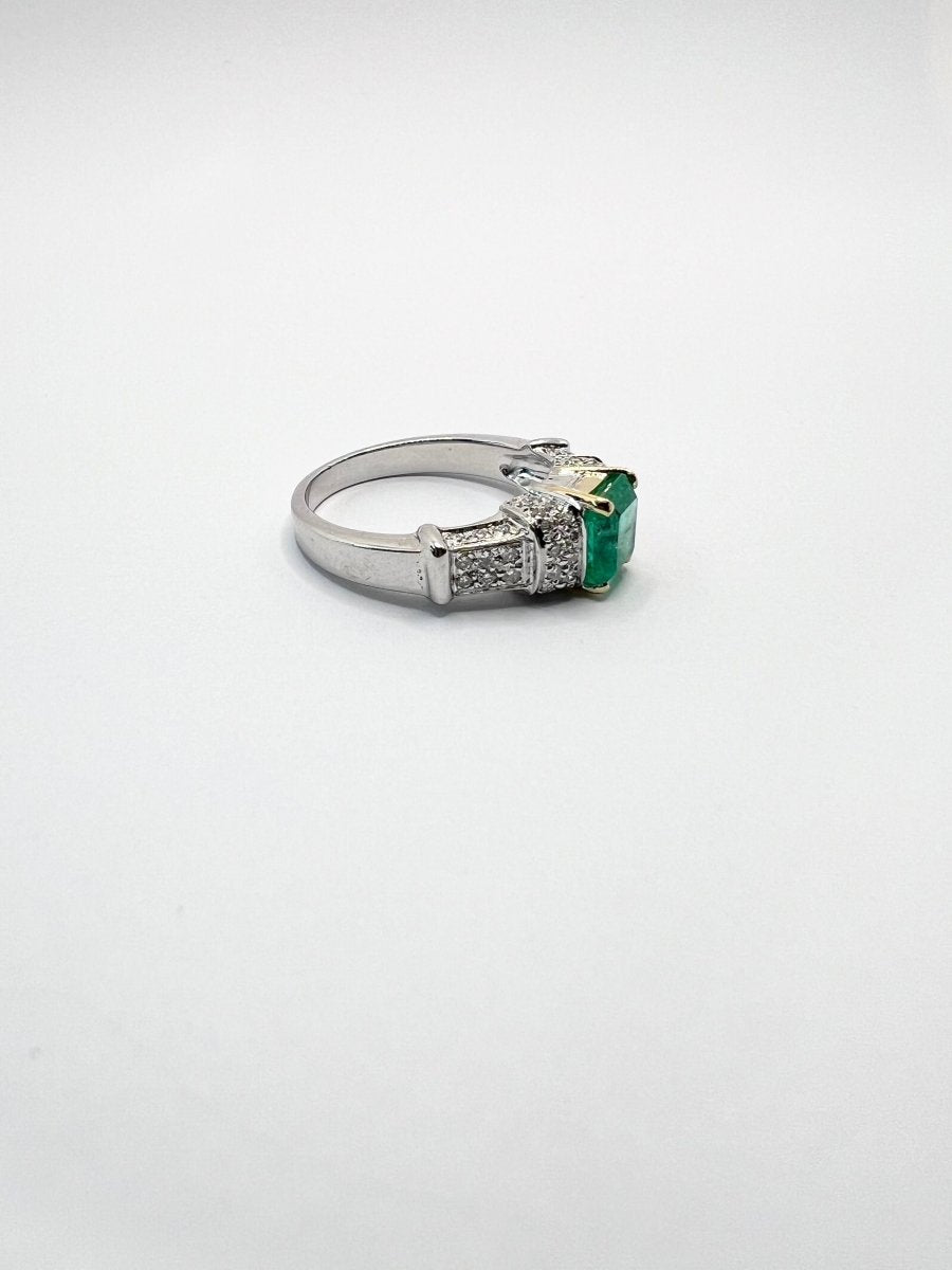 Bague en or 18 carats avec diamants et émeraude naturelle, Giovannetti. - Castafiore