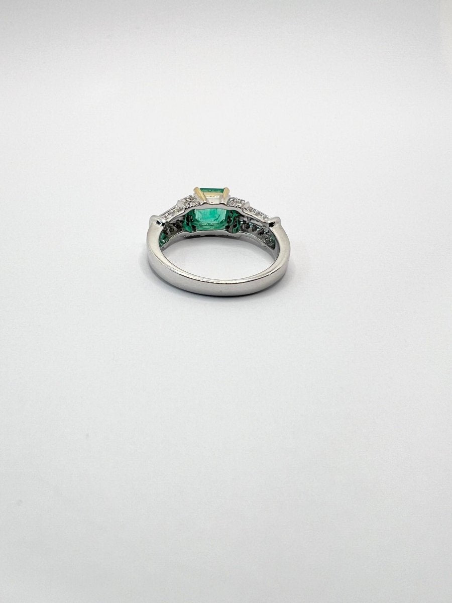 Bague en or 18 carats avec diamants et émeraude naturelle, Giovannetti. - Castafiore