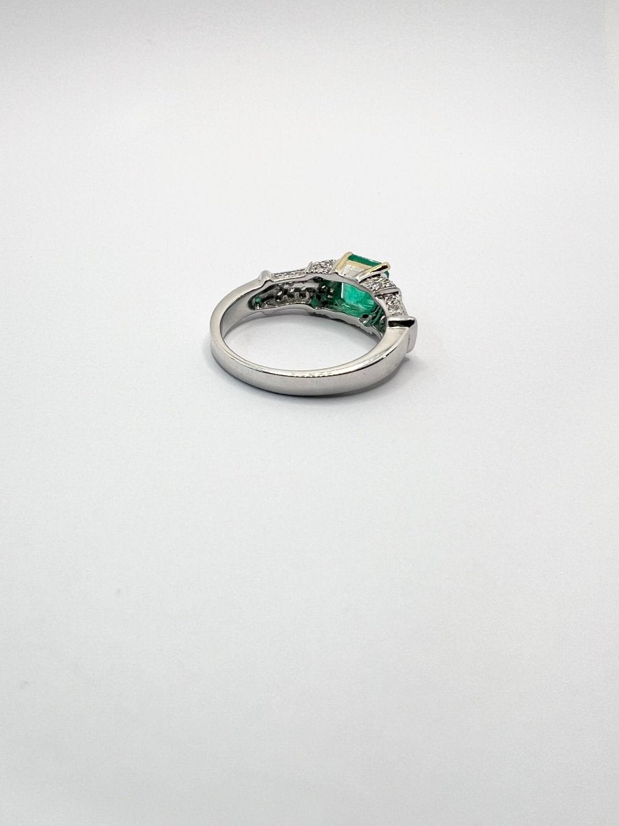 Bague en or 18 carats avec diamants et émeraude naturelle, Giovannetti. - Castafiore