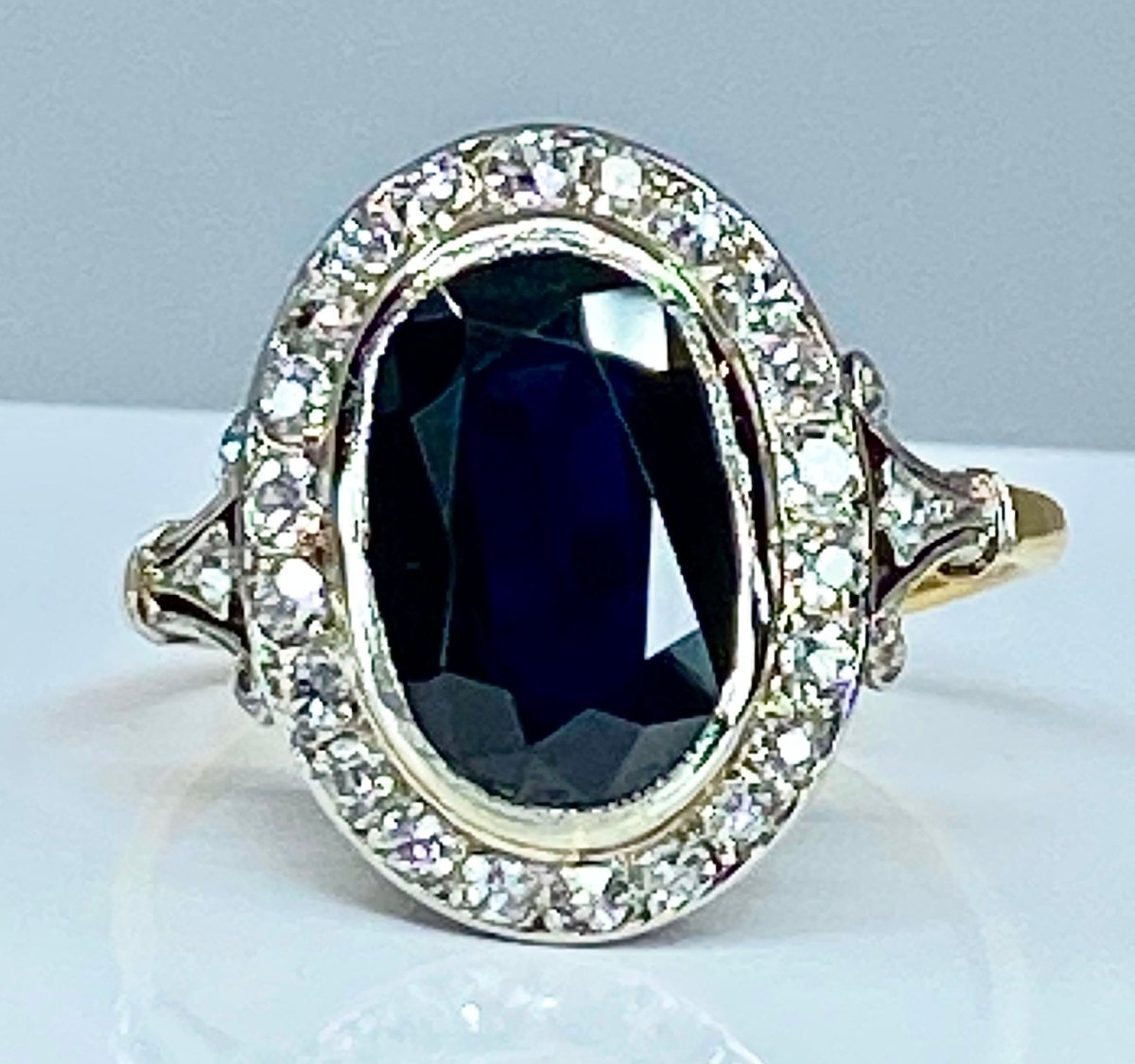 Bague en or 18 carats, saphir 3,47 carats et diamants. Epoque vers 1900 - Castafiore