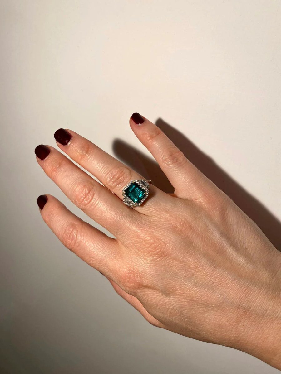 Bague en or avec émeraude non traitée de 3,33 carats certifiée par le Domaine - Castafiore