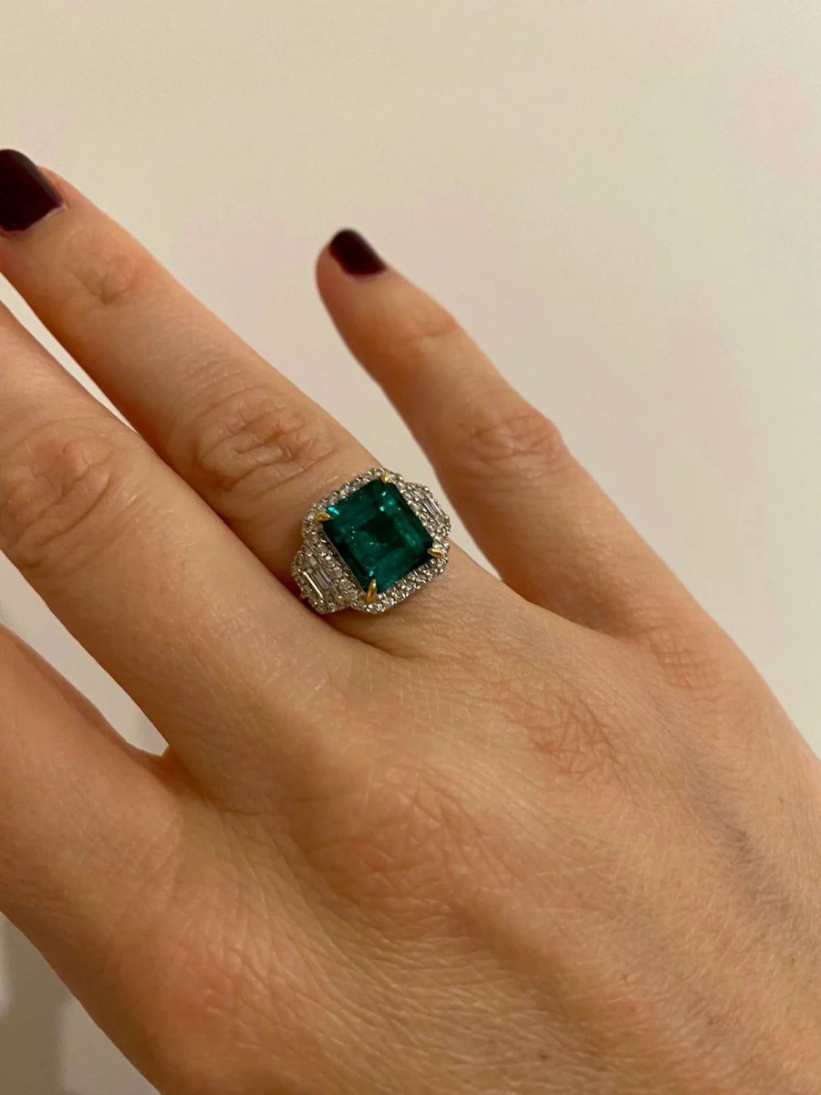 Bague en or avec émeraude non traitée de 3,33 carats certifiée par le Domaine - Castafiore