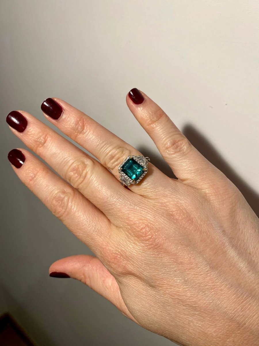 Bague en or avec émeraude non traitée de 3,33 carats certifiée par le Domaine - Castafiore