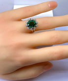 Bague en or blanc 18 carats, pierre verte et 10 diamants - Castafiore