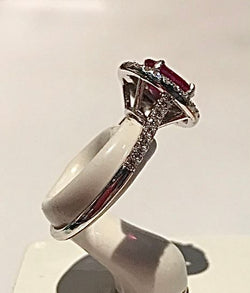 Bague en or blanc 18 carats, rubis 1,28 carat Birman et diamants - Castafiore