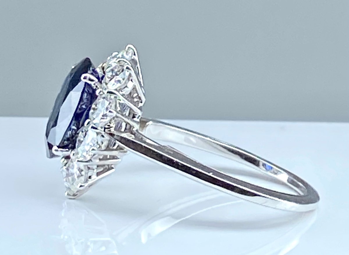 Bague en or blanc 18 carats. Saphir 3,57 carats et diamants - Castafiore