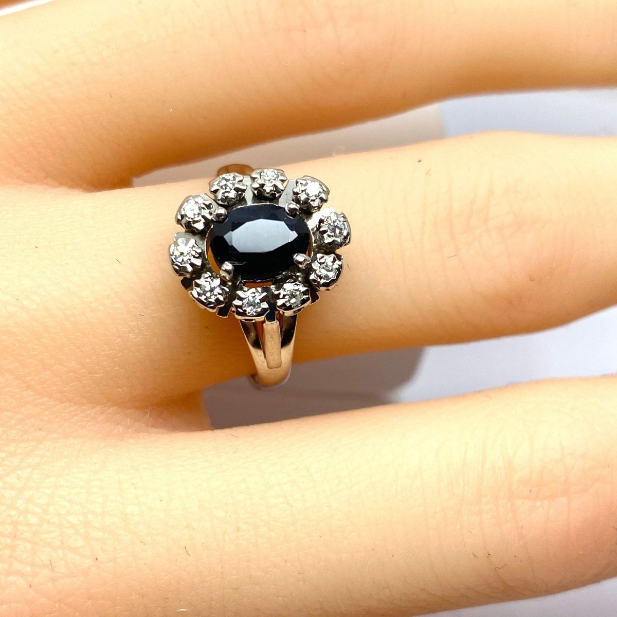 Bague en or blanc 18 carats, saphir et diamants - Castafiore