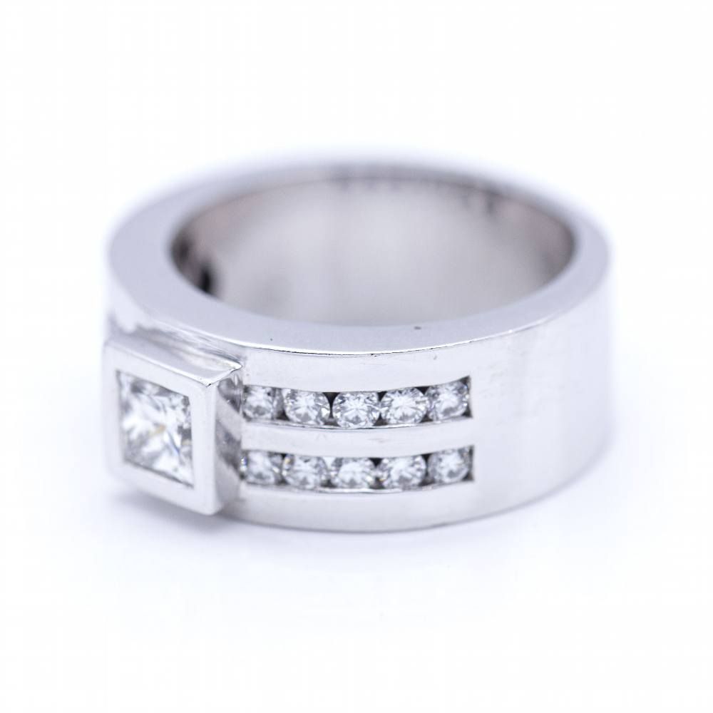 Bague en or blanc avec diamant taille princesse