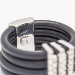 Bague en or blanc, caoutchouc et diamants - Castafiore