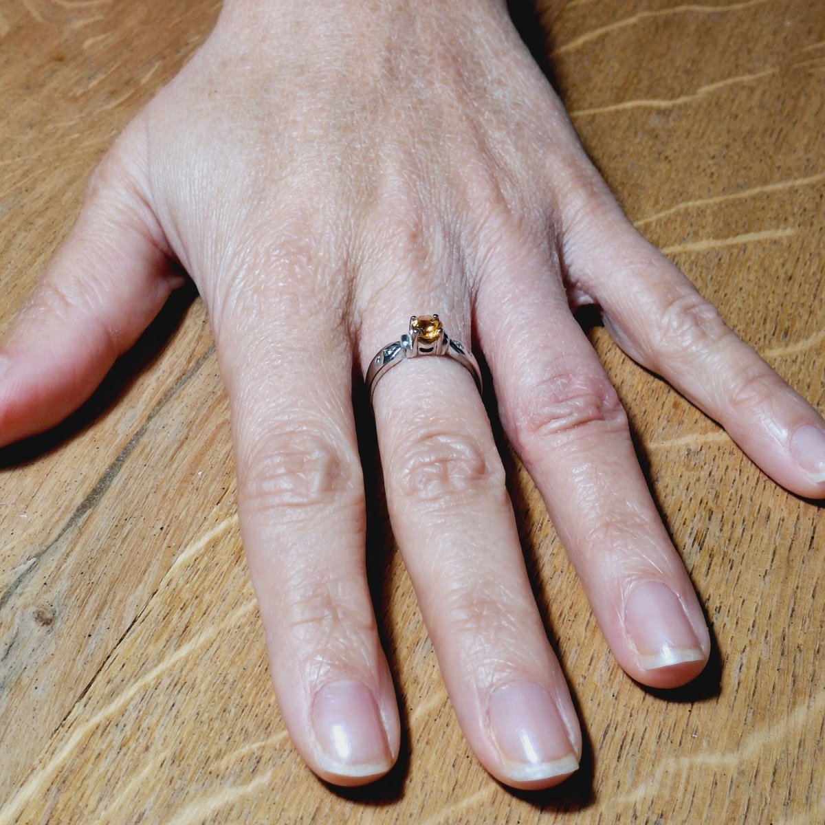 Bague en or blanc, citrine, et diamants - Castafiore