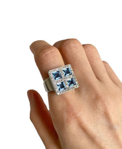 Bague en or blanc de forme carrée, sertie de quatre aigue - marine et diamants - Castafiore