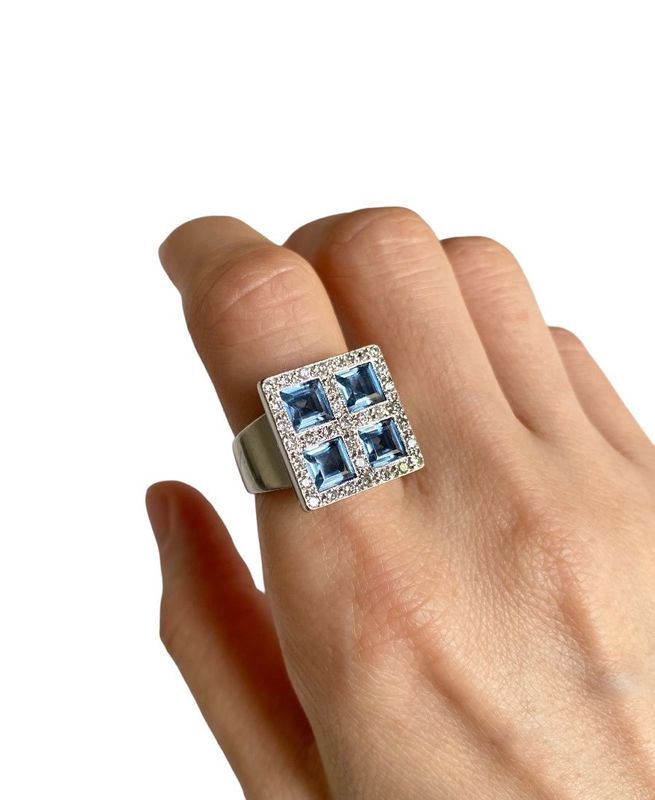 Bague en or blanc de forme carrée, sertie de quatre aigue - marine et diamants - Castafiore
