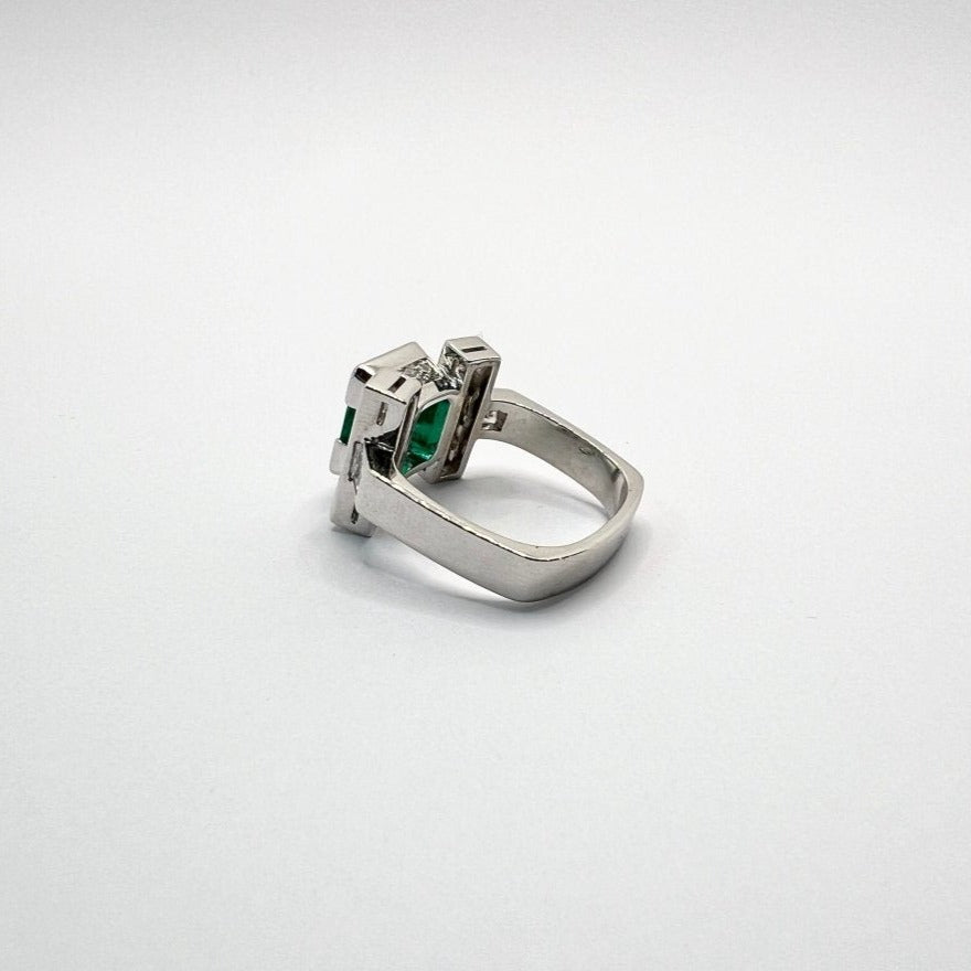 Bague en or blanc, diamants et émeraude - Castafiore